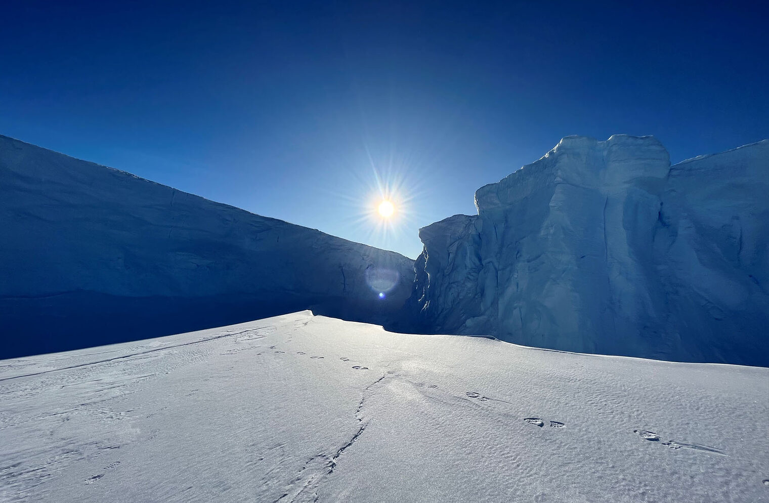 Johannes Schötz | Polarstation Neumayer III Blick auf Eisberge