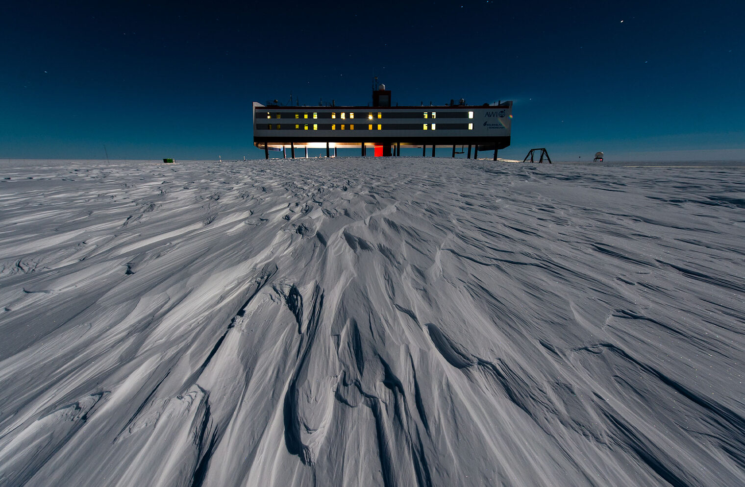 Johannes Schötz | Polarstation Neumayer III Polarstation bei Nacht.