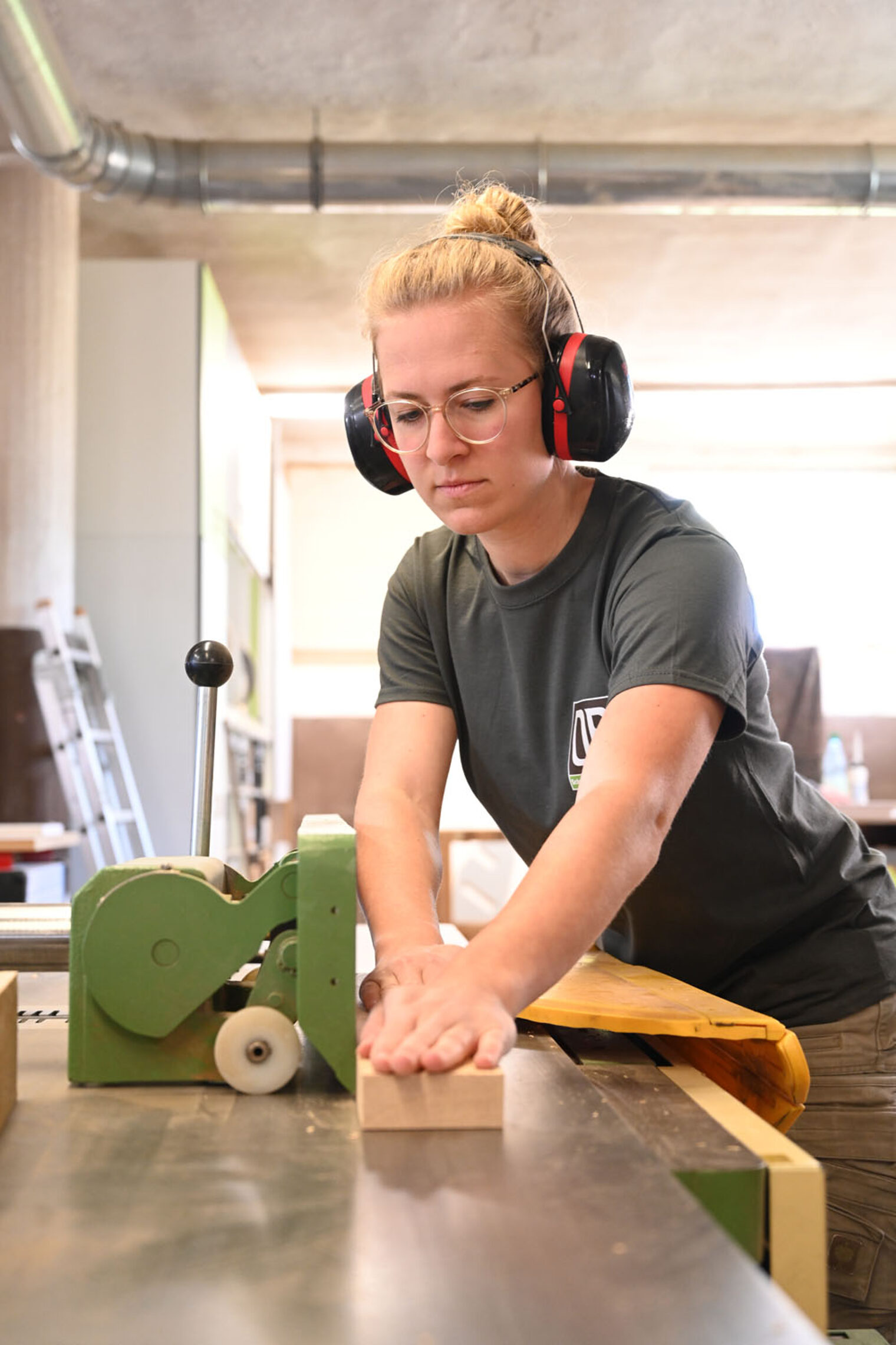 Schreinermeisterin Ariana Siegler sägt an der Maschine ein Stück Holz