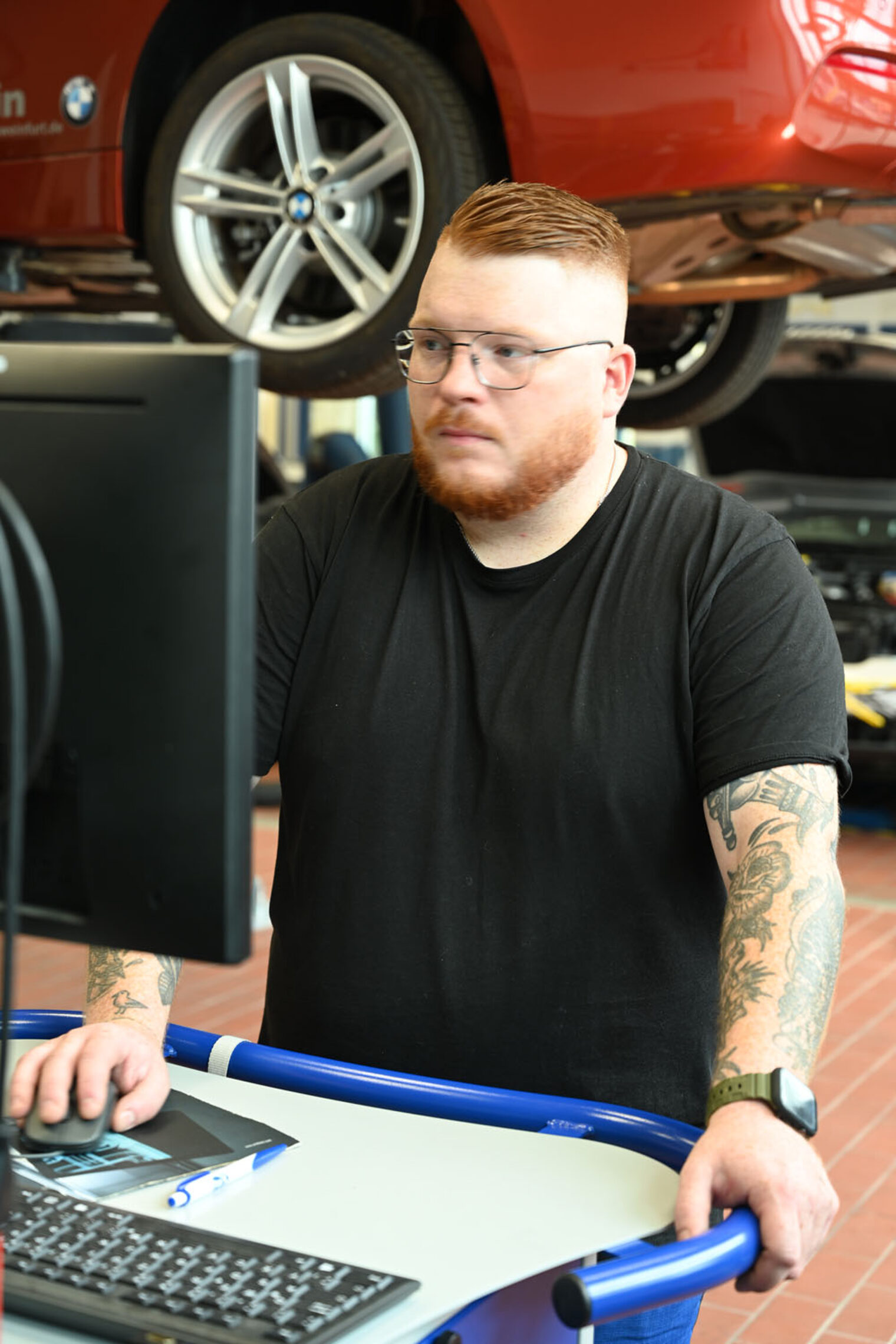 Kfz-Technikermeister Jan Korostil am PC