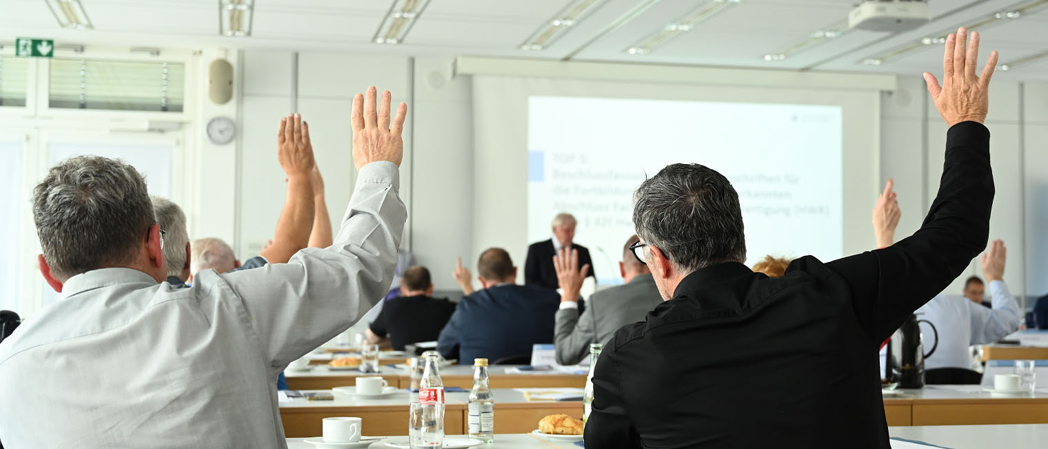 Vollversammlung | Handwerkskammer für Unterfranken Foto von Mitgliedern der Vollversammlung, die die Hand zum Abstimmen heben