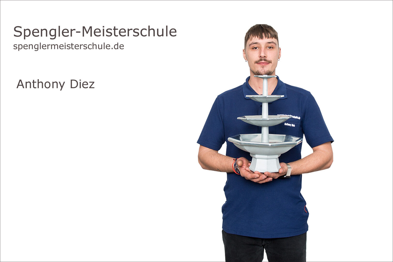 Spenglermeisterschule Würzburg - Handwerkskammer für Unterfranken Portrait Anthony Diez mit seinem Zimmerbrunnen als Spenglermeisterstück