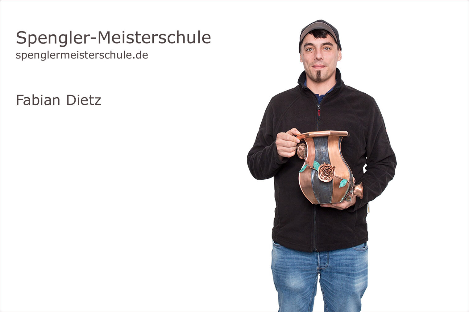 Spenglermeisterschule Würzburg - Handwerkskammer für Unterfranken Portrait Fabian Dietz mit seiner Kupfervase als Spenglermeisterstück