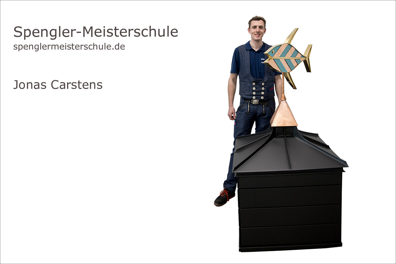 Spenglermeisterschule Würzburg - Handwerkskammer für Unterfranken Portrait Jonas Carstens mit seinem Dach- und Fassadenmodell mit Wetterfahne als Spenglermeisterstück