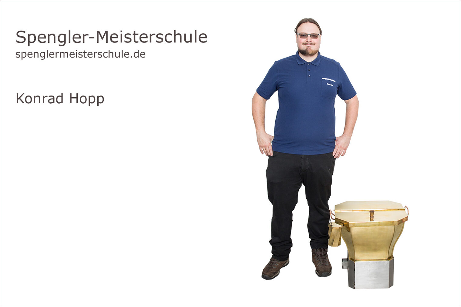 Spenglermeisterschule Würzburg - Handwerkskammer für Unterfranken Portrait Konrad Hopp mit seinem Wurstkessel als Spenglermeisterstück