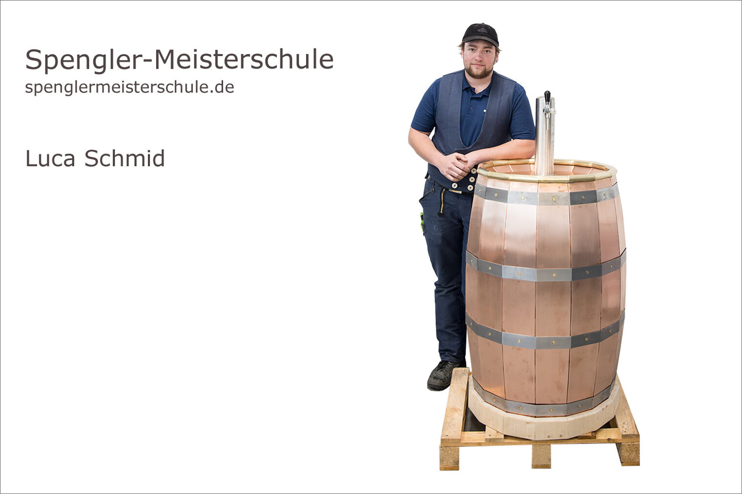 Spenglermeisterschule Würzburg - Handwerkskammer für Unterfranken Portrait Luca Schmid mit seinem Bierfass mit Zapfanlage als Spenglermeisterstück