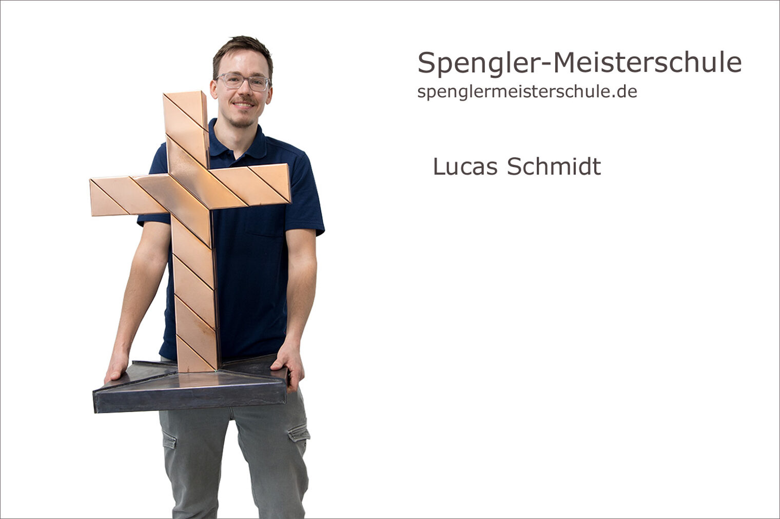 Spenglermeisterschule Würzburg - Handwerkskammer für Unterfranken Portrait Lucas Schmidt mit seinem Gedenkkreuz als Spenglermeisterstück