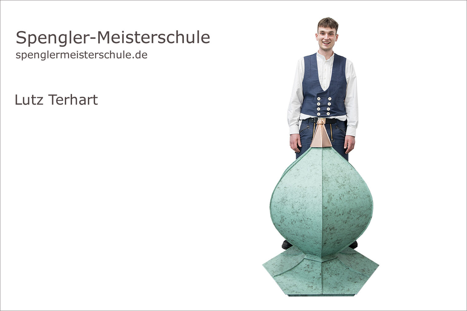 Spenglermeisterschule Würzburg - Handwerkskammer für Unterfranken Portrait Lutz Terhart mit seiner Zwiebelturmspitze als Spenglermeisterstück