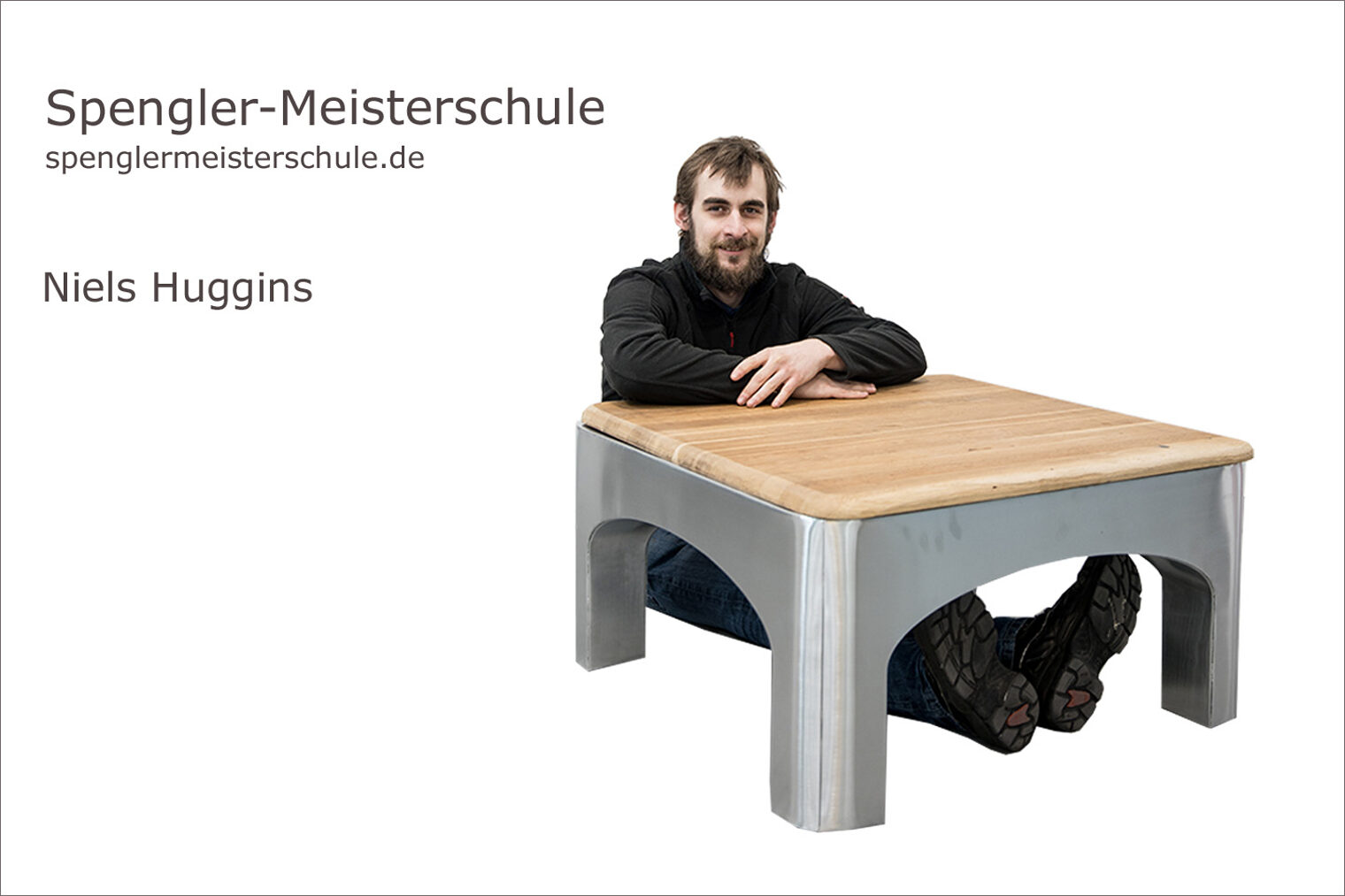 Spenglermeisterschule Würzburg - Handwerkskammer für Unterfranken Portrait Niels Huggins mit seinem japanischen Heiztisch als Spenglermeisterstück