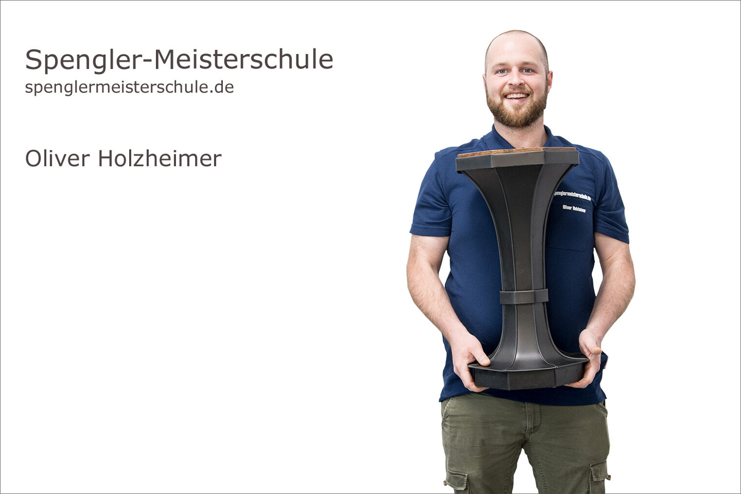 Spenglermeisterschule Würzburg - Handwerkskammer für Unterfranken Portrait Oliver Holzheimer mit seinem 8-eckigen Hocker als Spenglermeisterstück