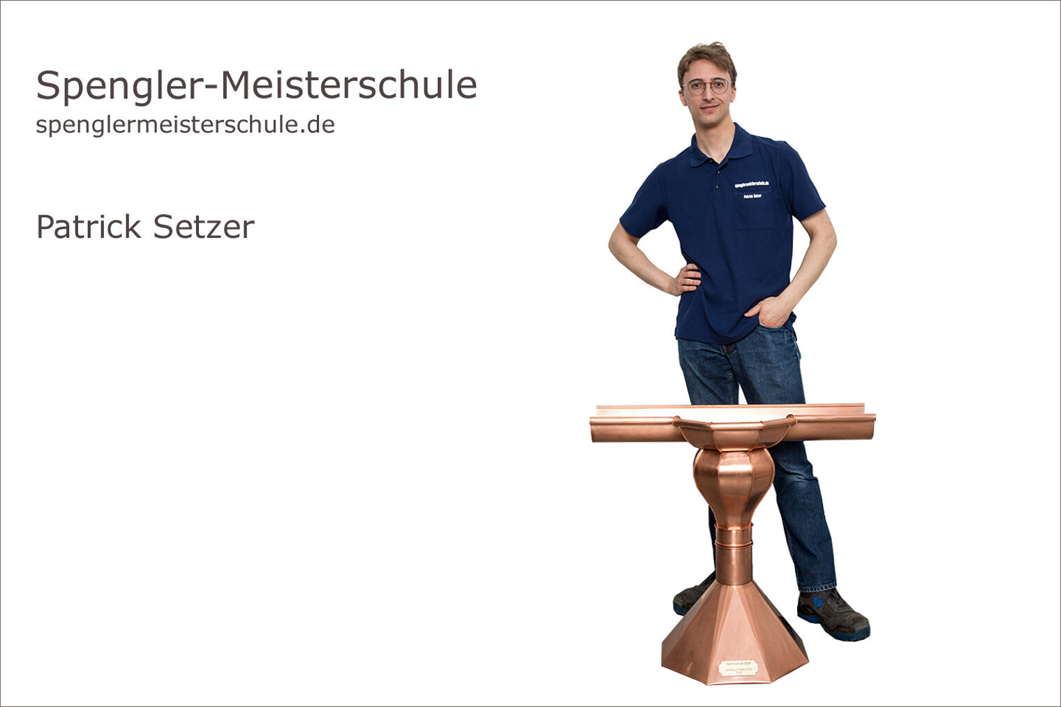 Spenglermeisterschule Würzburg - Handwerkskammer für Unterfranken Portrait Patrick Setzer mit seiner Rinnenerweiterung als Spenglermeisterstück