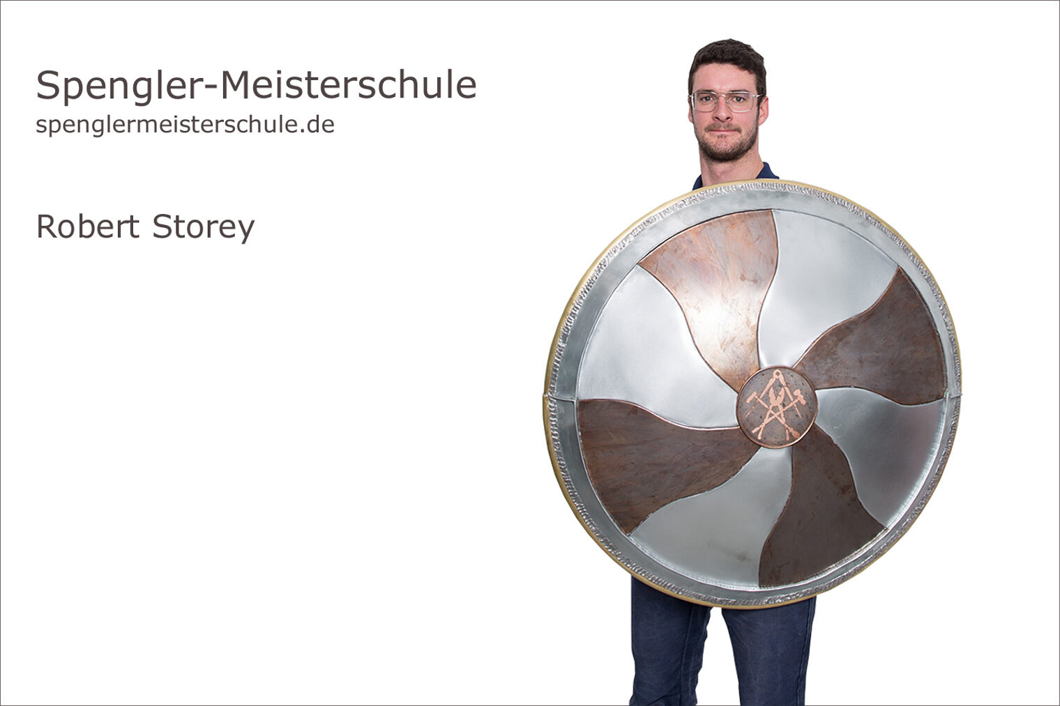 Spenglermeisterschule Würzburg - Handwerkskammer für Unterfranken Portrait Robert Storey mit seinem Wikingerschild als Spenglermeisterstück