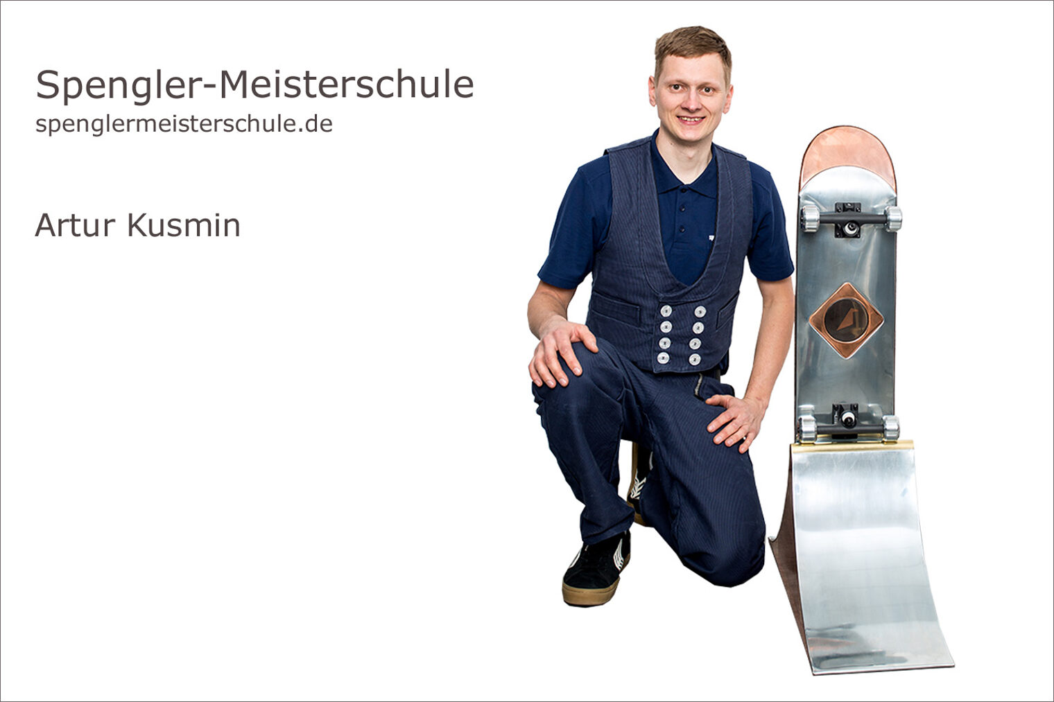 Spenglermeisterschule Würzburg - Handwerkskammer für Unterfranken Portrait Artur Kusmin mit seinem Skateboard als Spenglermeisterstück