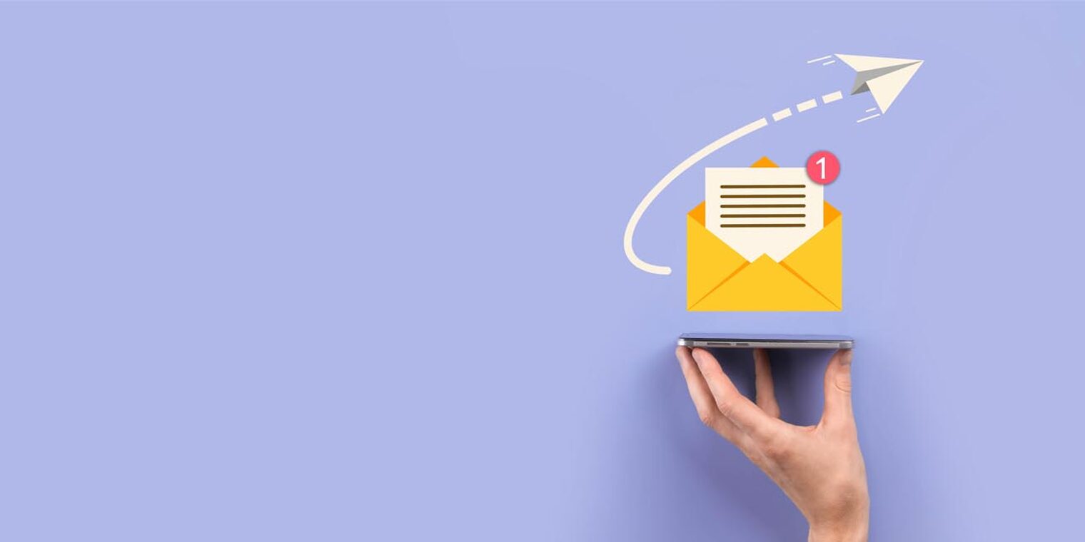 Symbolbild Newsletter, eine Hand hält einen digitalen Ordner aus dem ein Papierflieger fliegt