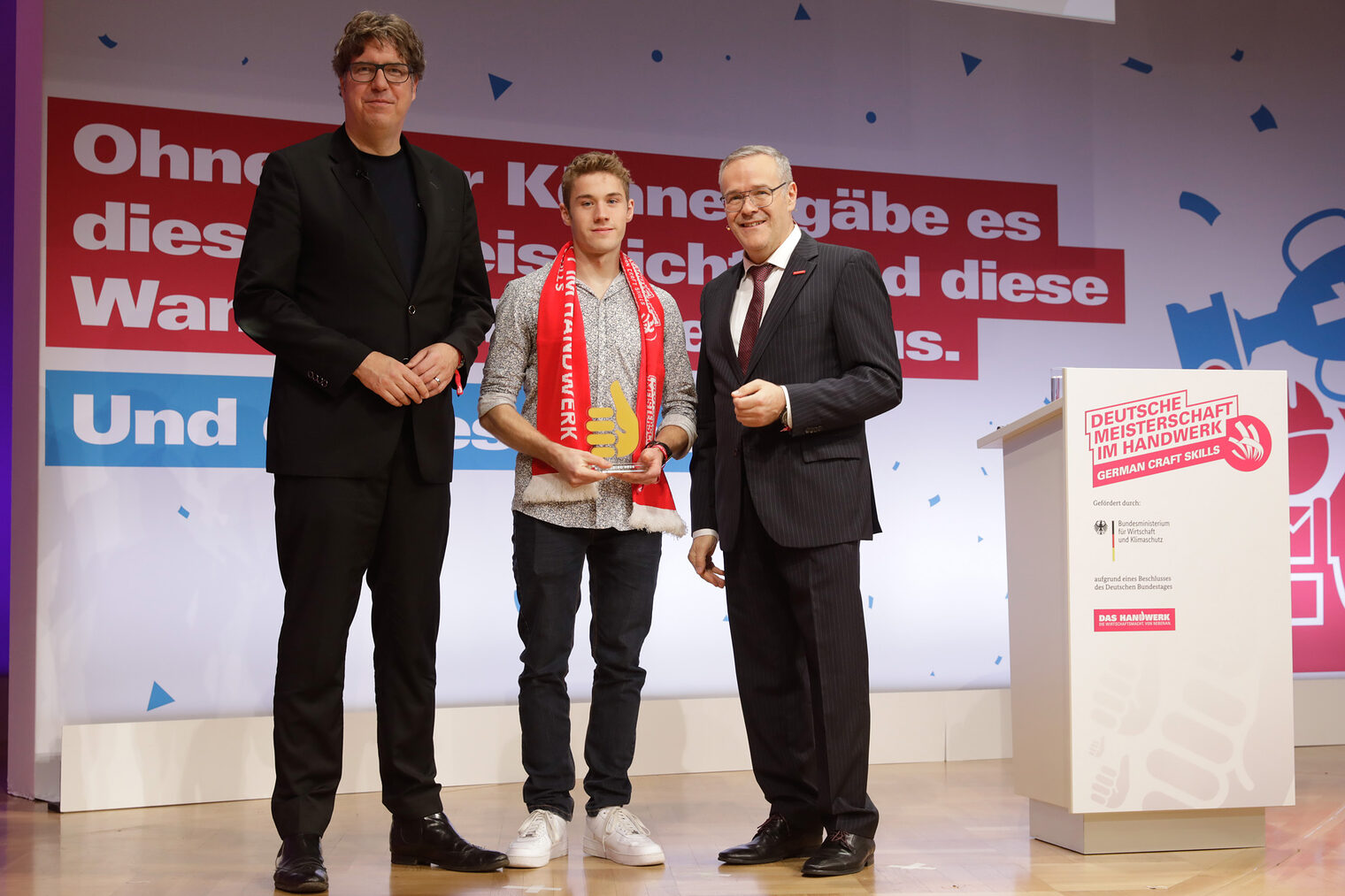Jonas Babinsky, Bundessieger Elektroniker für Maschinen- und Antriebstechnik Gruppenfoto auf Bühne