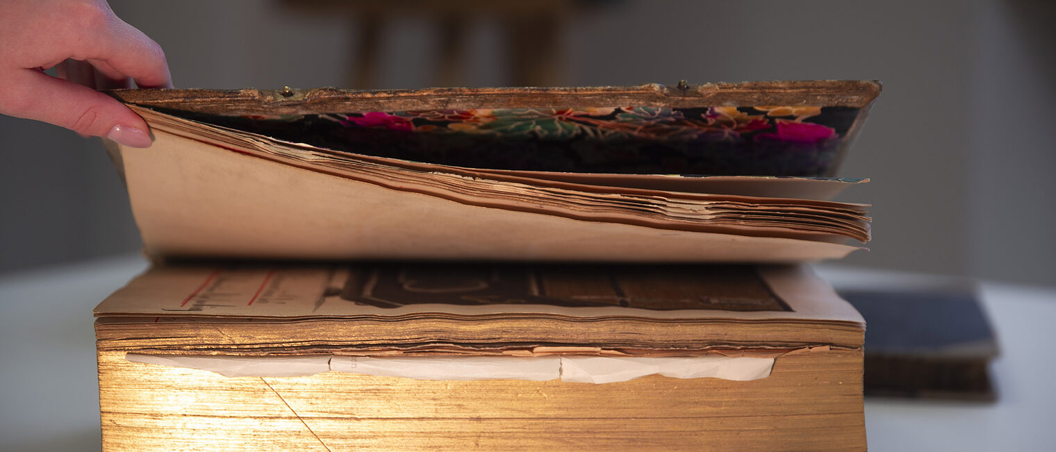 Seitliche Sicht auf altes Buch mit Goldrandprägung