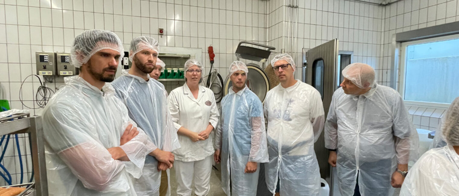Gruppe besichtigt Metzgerei