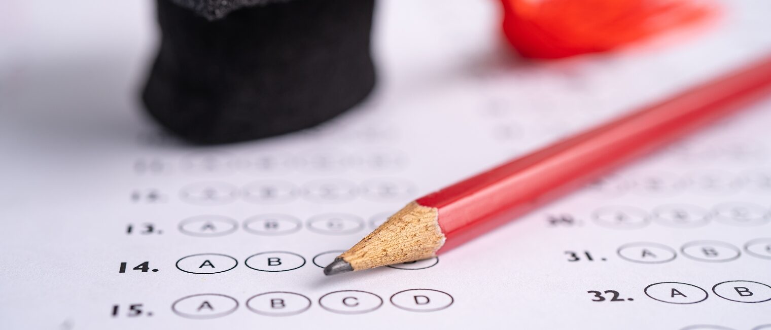 Bleistift auf einem gedruckten Quiz