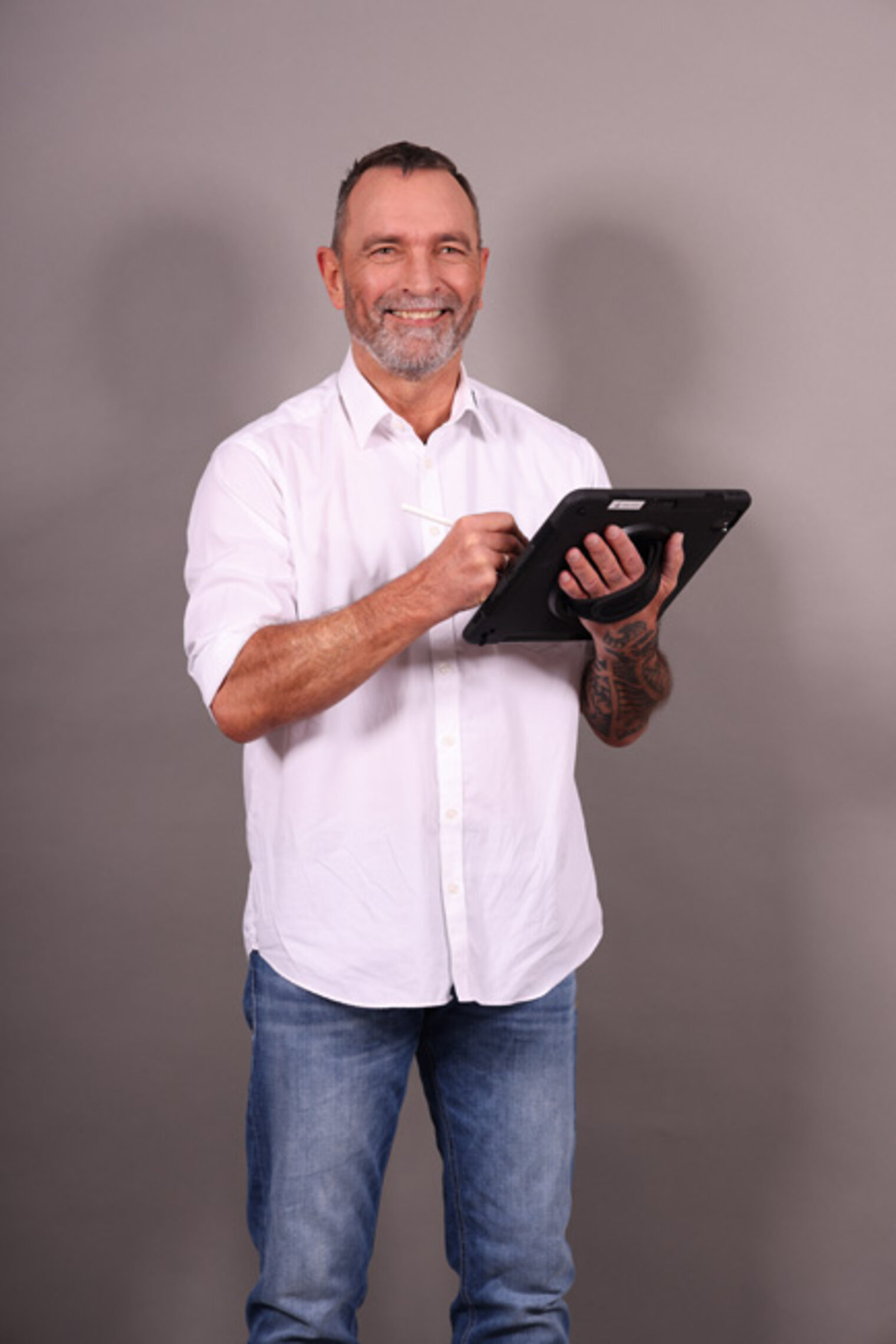Porträtfoto Elektromeister mit Tablet in der Hand