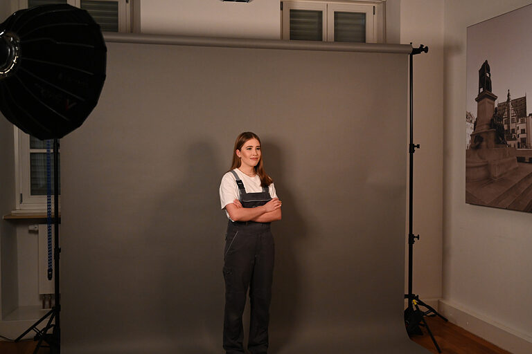Szene von Fotoshooting mit Auszubildender