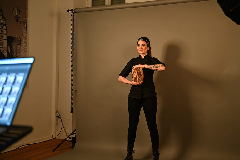 Szene von Fotoshooting mit Bäckerin