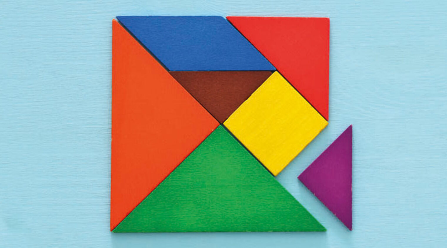 verschiedene bunte Steine als Puzzleteile die ein Quadrat ergeben