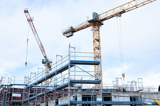 Baustelle mit Rohbau und Kran