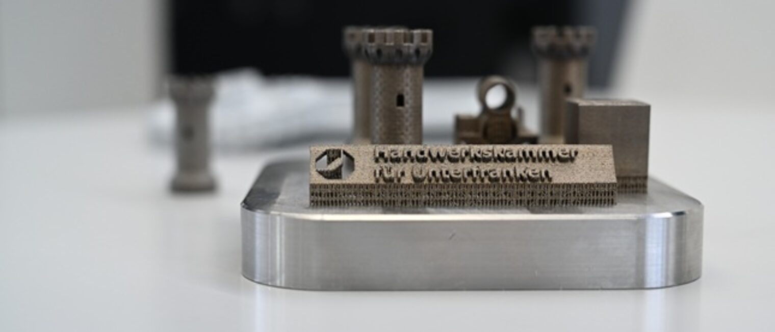 Metall-3D-Druckmodell der Handwerkskammer für Unterfranken, innovative Produktionstechnologie im Feinwerkmechanik Meisterkurs