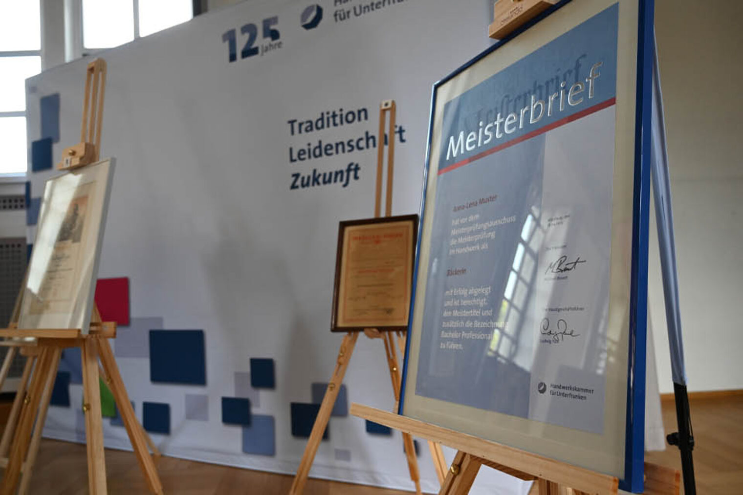 Meisterbriefe auf Staffeleien