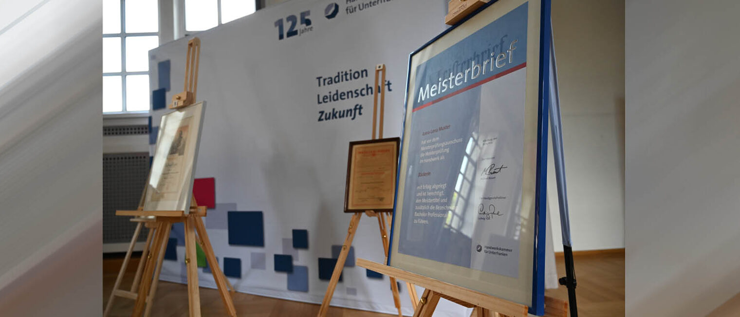 125 Jahre Handwerkskammer für Unterfranken - Jubiläumsausstellung Meisterbriefe auf Staffeleien