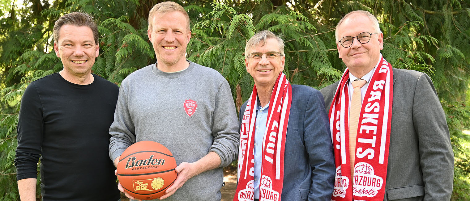 Kooperation Handwerk und Basketball: Je zwei Vertreter von Basketballverein und Handwerkskammer, einer mit Basketball in Hand