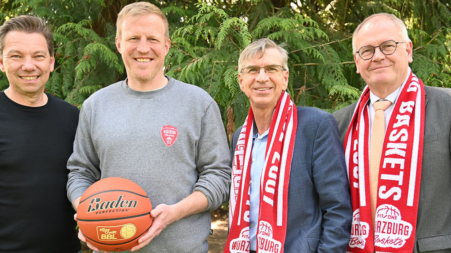 Kooperation Handwerk und Basketball: Je zwei Vertreter von Basketballverein und Handwerkskammer, einer mit Basketball in Hand