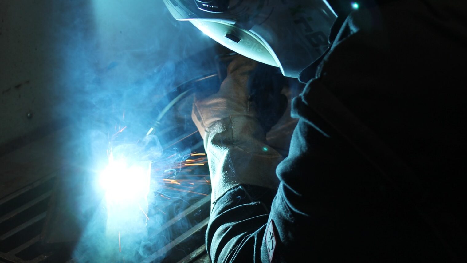Kursteilnehmer beim MAG-Schweißen während Prüfungsvorbereitung im Bildungszentrum Aschaffenburg der Handwerkskammer