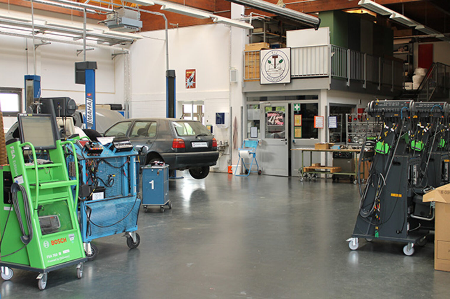 Moderne Kfz-Werkstatt im Bildungszentrum Aschaffenburg für AU-Prüflehrgänge für Handwerksbetriebe und Kfz-Profis