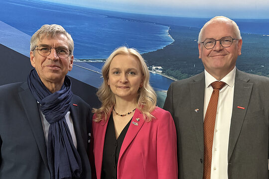 Gruppenfoto von drei Personen