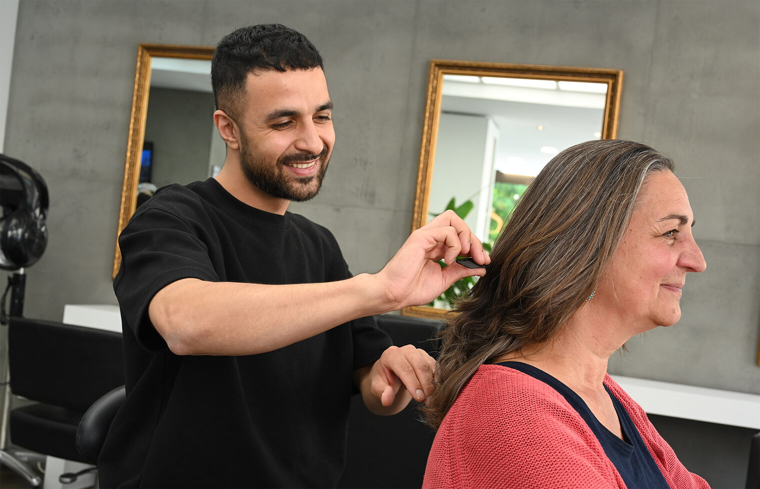 Friseurmeister mit Kundin