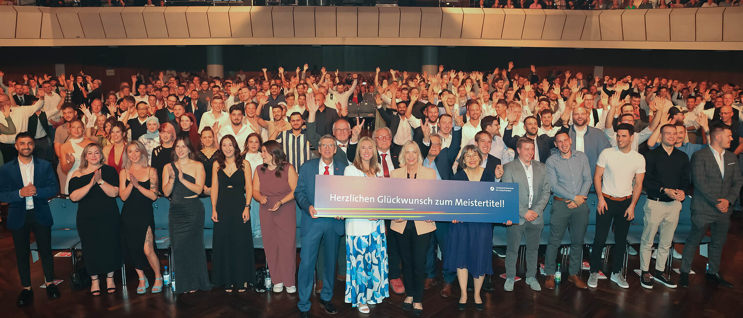 Gruppenfoto alle Meister im Saal