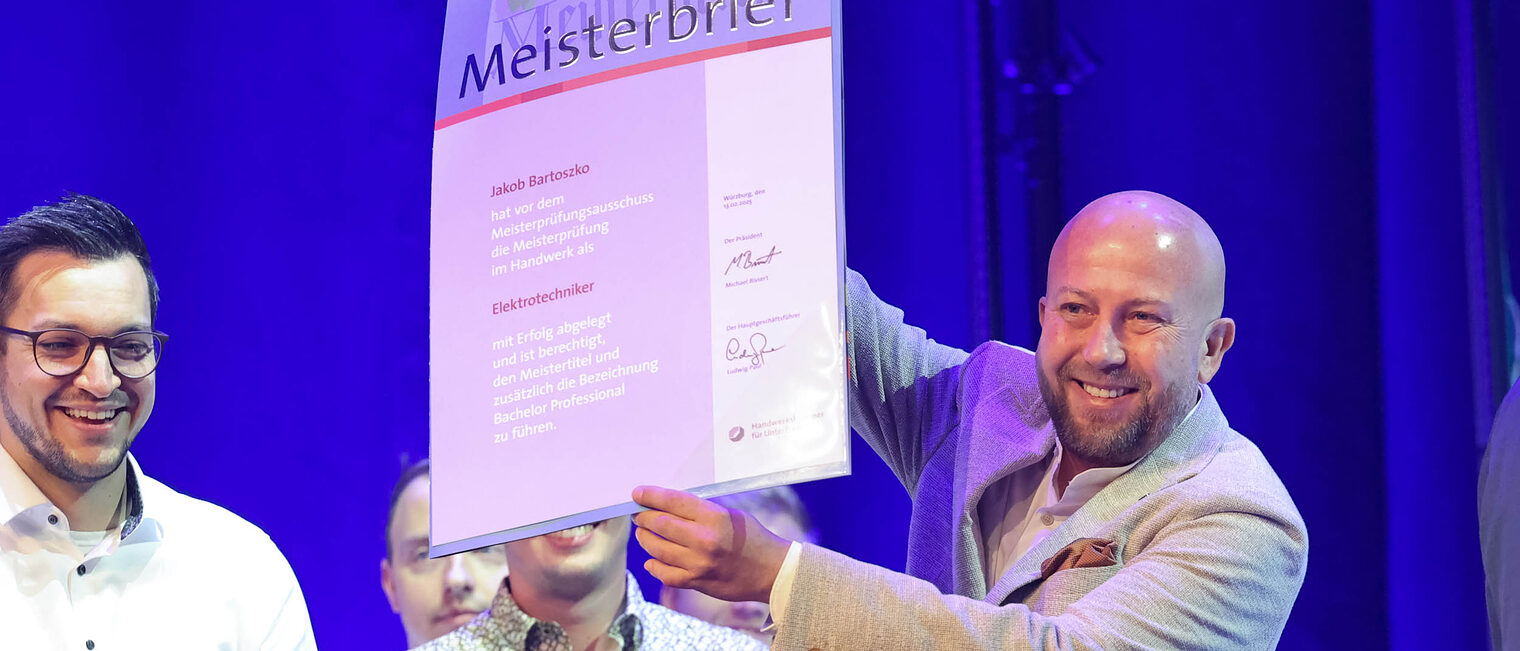 Meister mit Brief Bühne