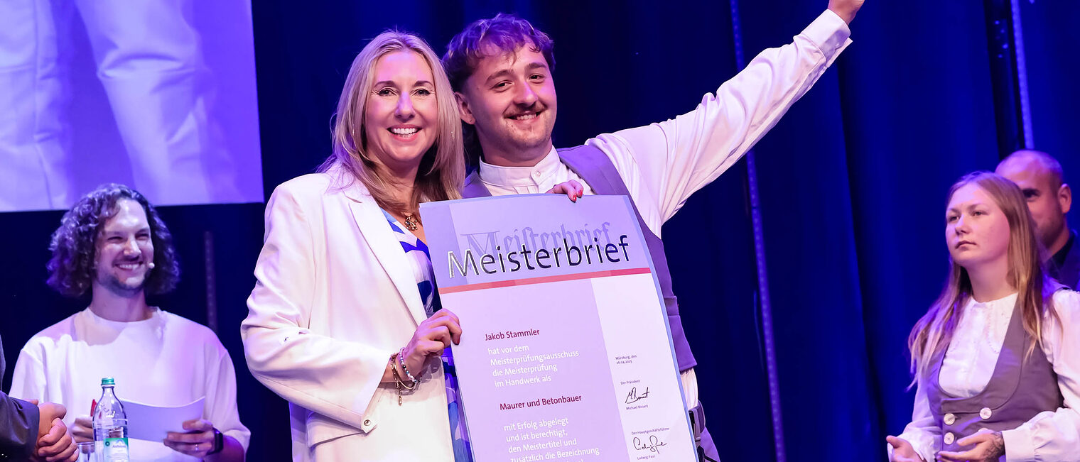 Meister auf Bühne freut sich