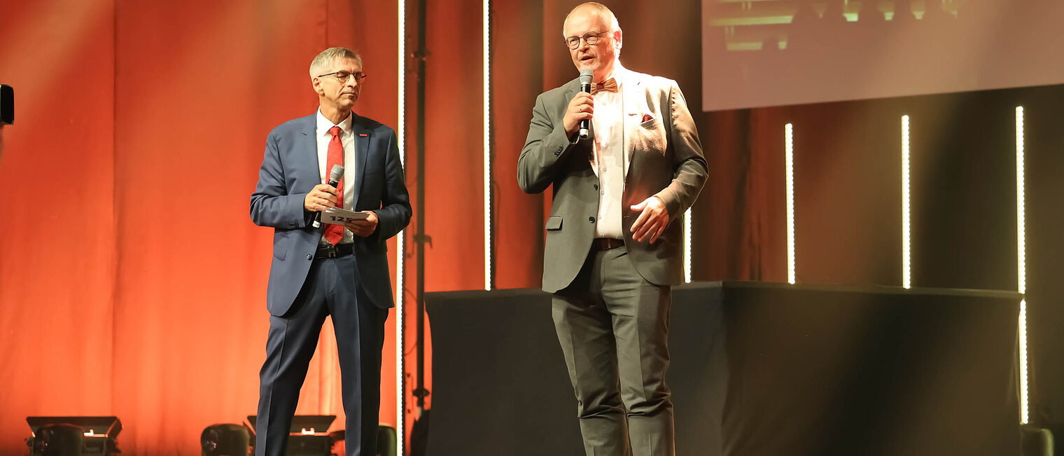 HWK-Präsident und Hauptgeschäftsführer bei Ansprache auf Bühne