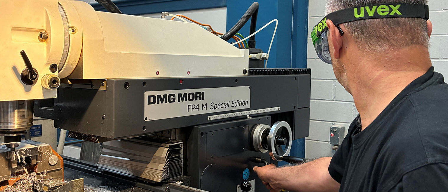 CNC-Fräsen im Feinwerkmechanik-Lehrgang für IHK-Betriebe Teilnehmer an CNC-Fräsmaschine im CNC-Technik-Lehrgang für IHK-Betriebe im Bildungszentrum Aschaffenburg