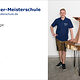 Porträt Marco Pirner mit seinem Spenglermeisterstück