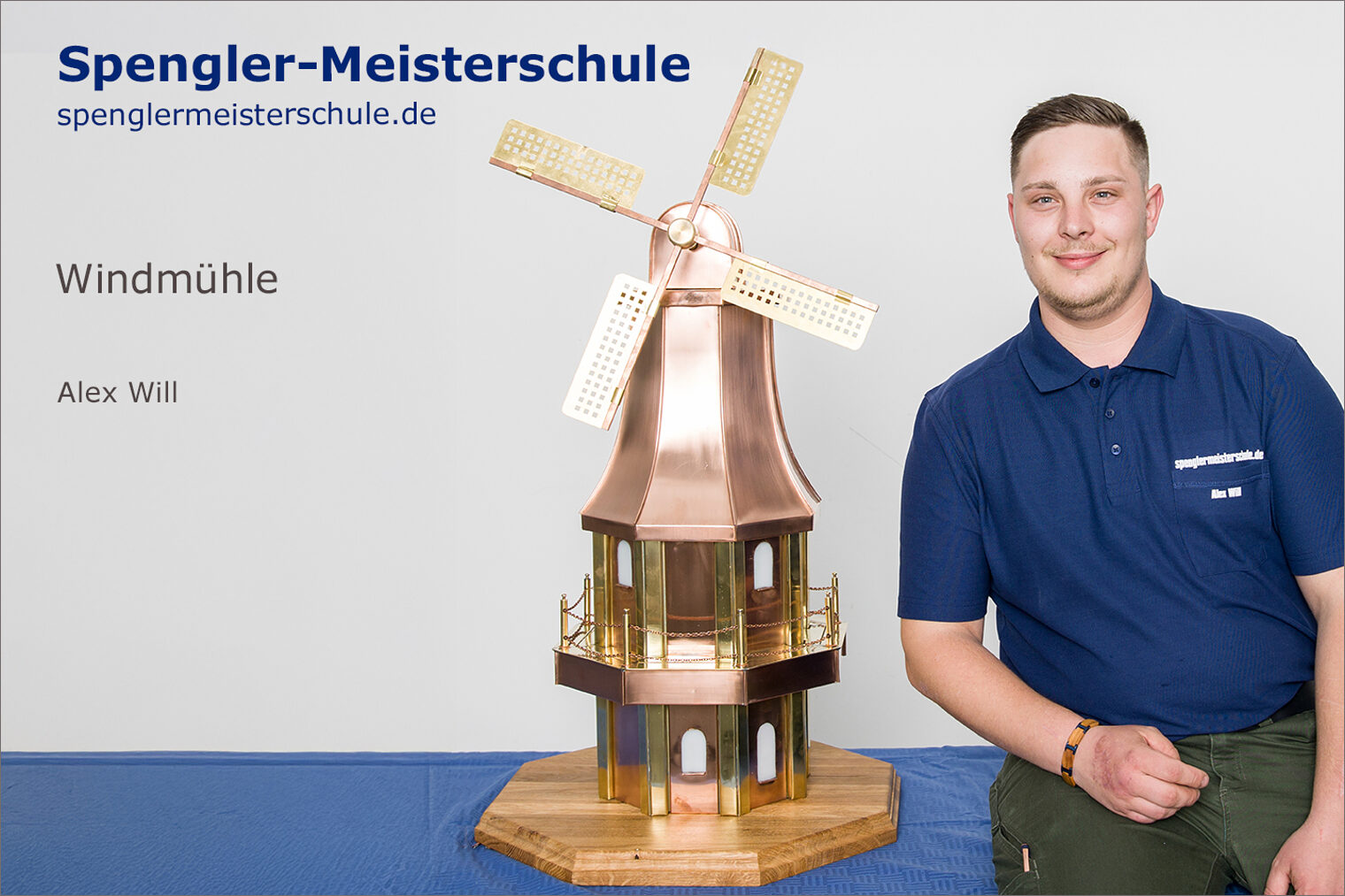 Porträt Alex Will mit seinem Spenglermeisterstück