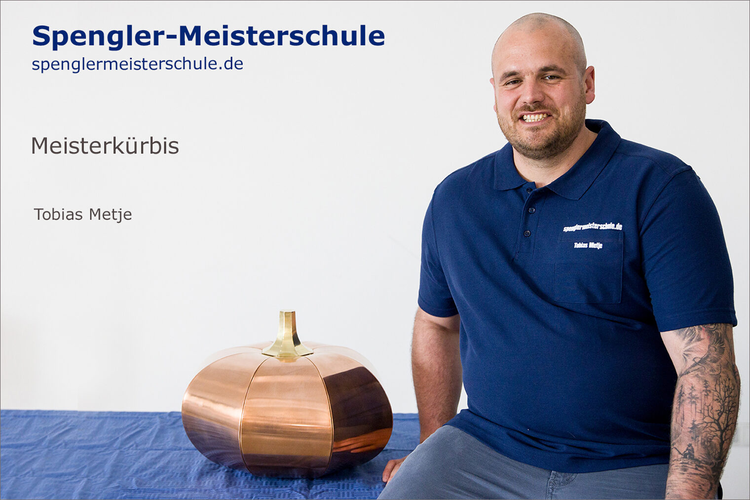 Porträt Tobias Metje mit seinem Spenglermeisterstück