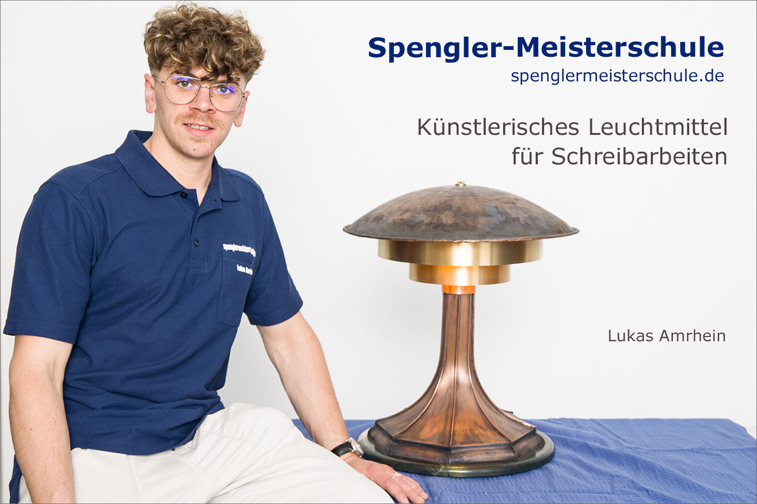 Porträt Lukas Amrhein mit seinem Spenglermeisterstück