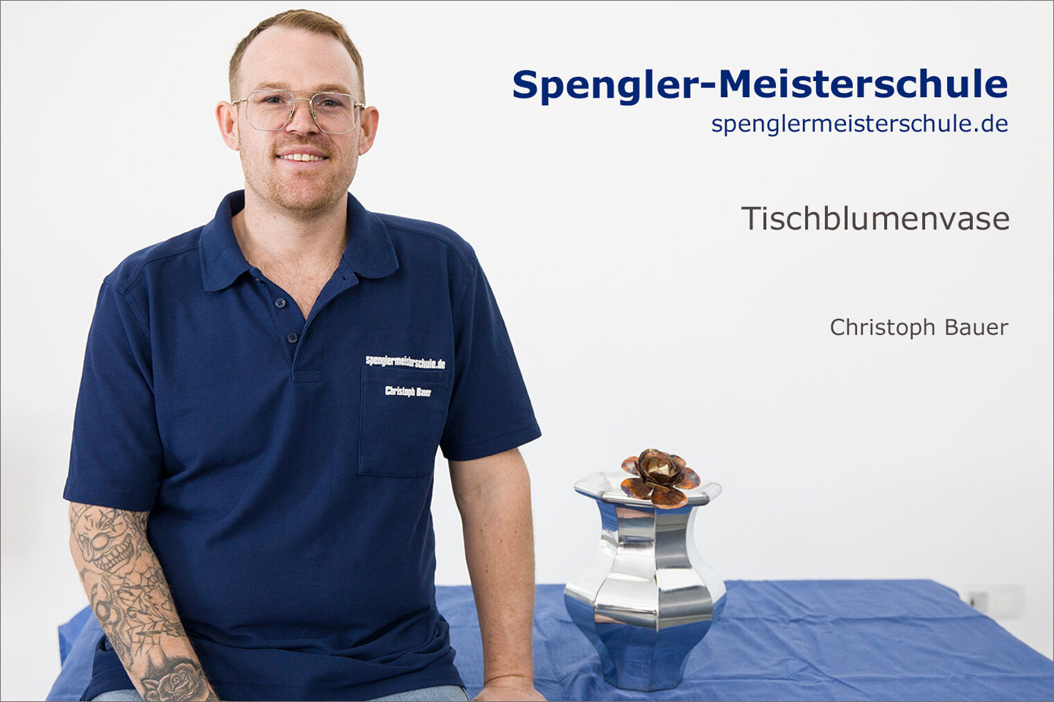 Porträt Christoph Bauer mit seinem Spenglermeisterstück