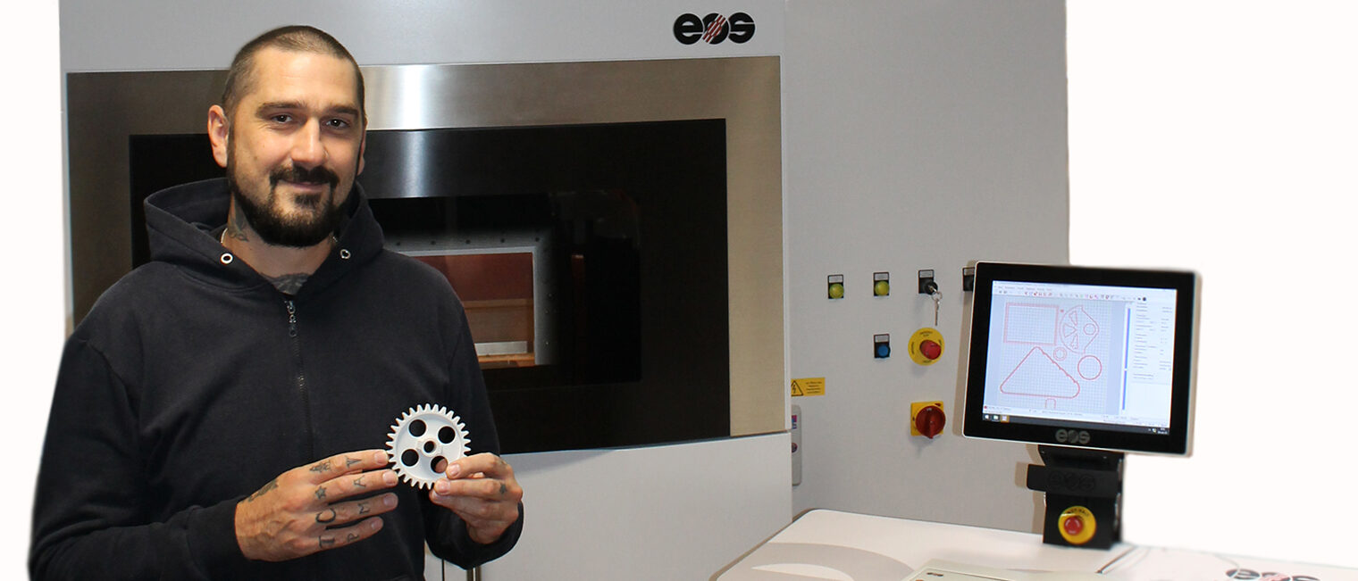 Teilnehmer bei 3D-Druck mit Kunststoffmodell im Weiterbildungskurs Fachkraft für additive Fertigung in Aschaffenburg