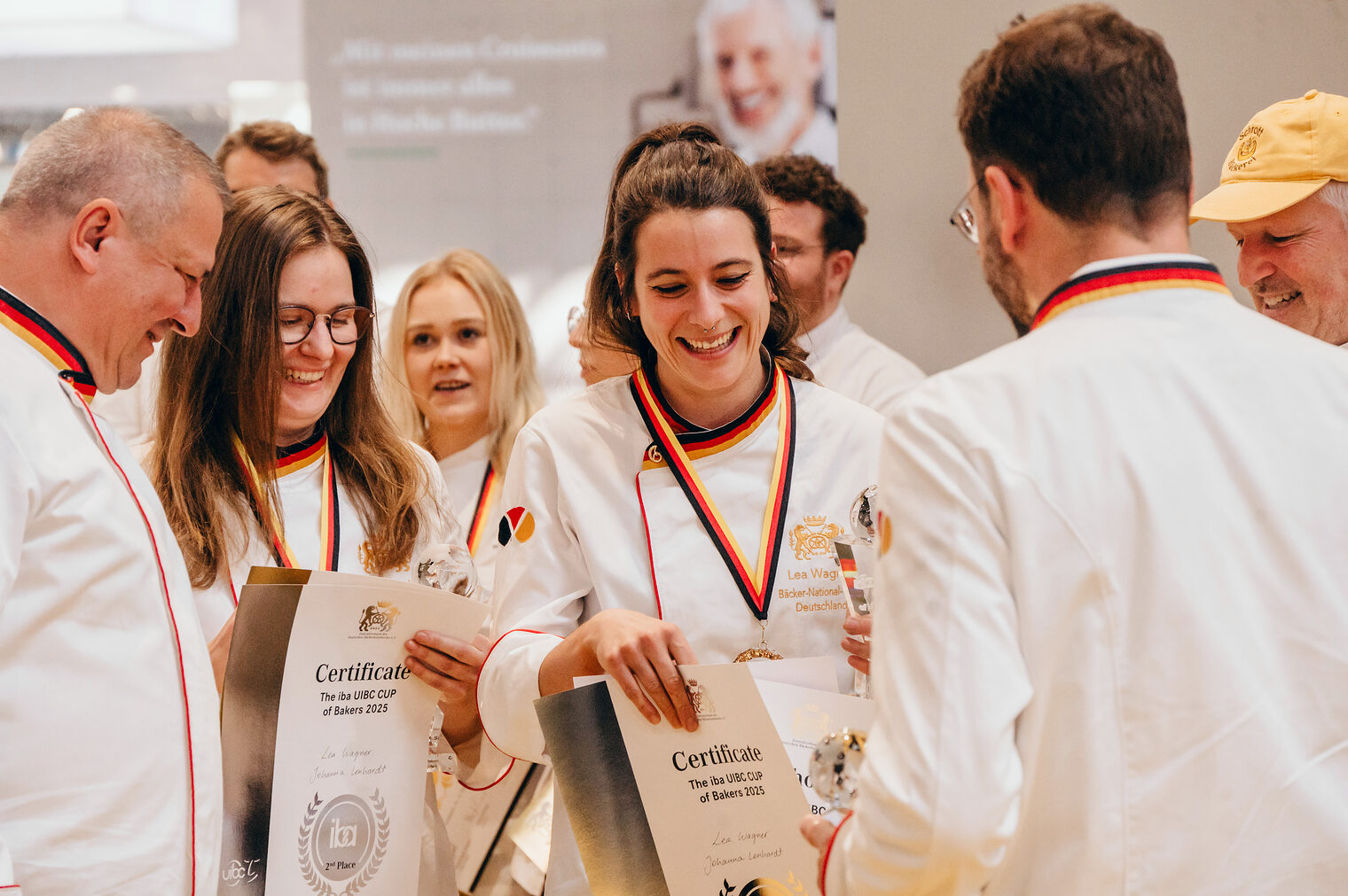Johanna Lenhardt und Lea Wagner bei der Siegerehrung der Bäckerweltmeisterschaft, zweiter Platz