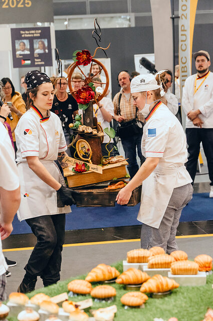 Johanna Lenhardt und Lea Wagner bei der Siegerehrung der Bäckerweltmeisterschaft, zweiter Platz