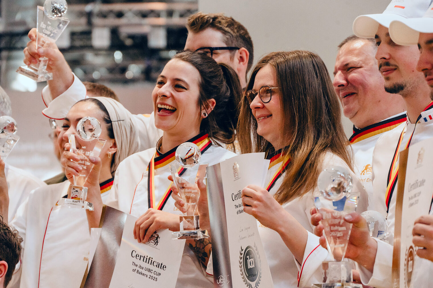 Johanna Lenhardt und Lea Wagner bei der Siegerehrung der Bäckerweltmeisterschaft, zweiter Platz